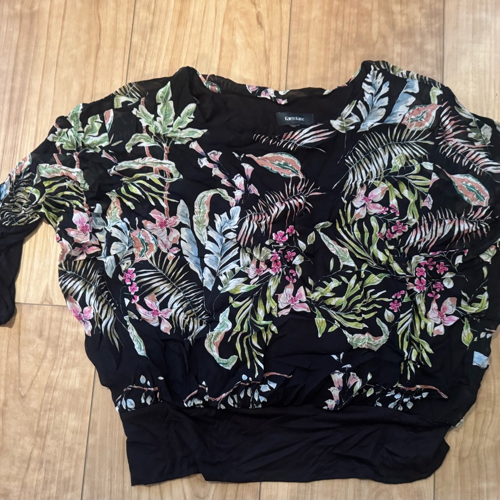 1x Karen Kane Black Tropical Floral Blouse